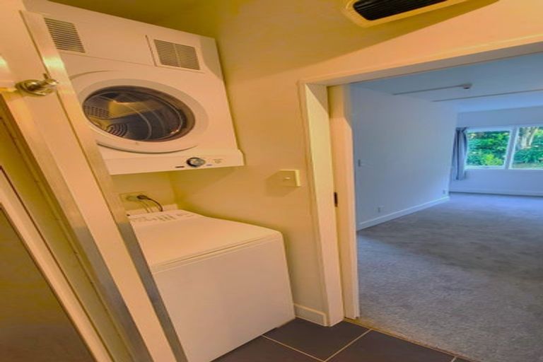 Photo of property in 2/8 Governor Road, Northland, Wellington, 6012