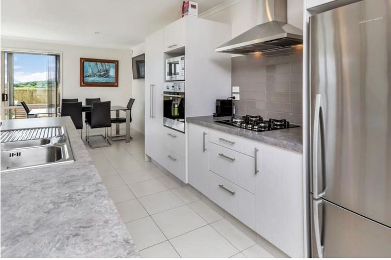 Photo of property in 21 Wai Place, One Tree Point, 0118