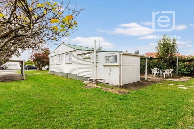 Photo of property in 49 Roberts Road, Te Atatu South, Auckland, 0610