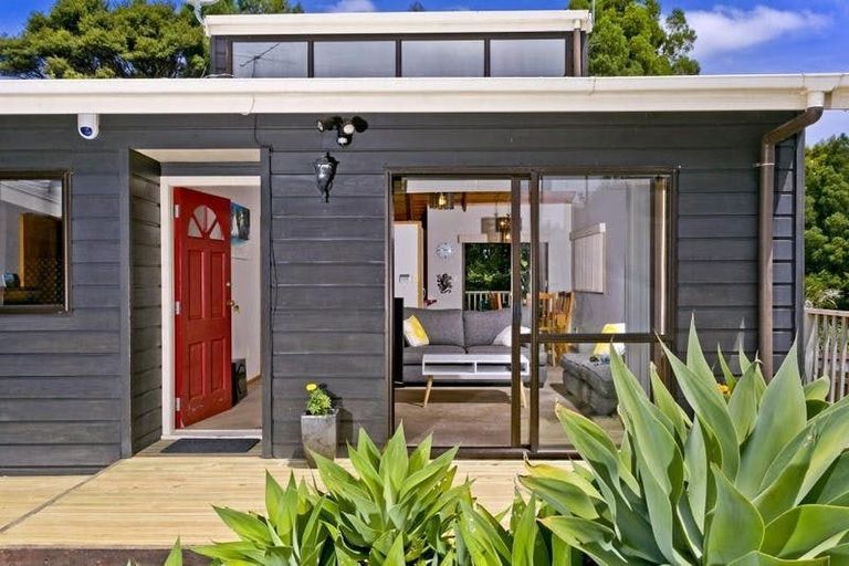 Photo of property in 2/32 Seaview Road, Glenfield, Auckland, 0629