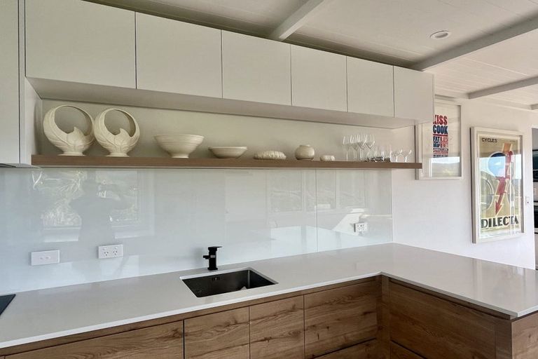 Photo of property in 15 Piha Road, Piha, New Lynn, 0772