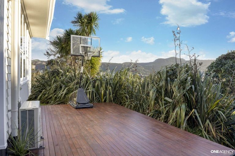 Photo of property in 22 Bartlett Grove, Tawa, Wellington, 5028