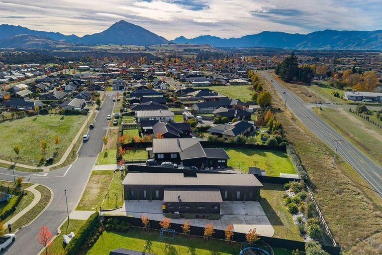 Photo of property in 19 Kingfisher Crescent, Albert Town, Wanaka, 9305