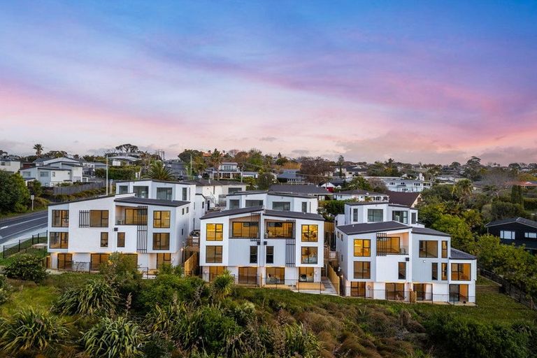 Photo of property in 5/1090 Beach Road, Torbay, Auckland, 0630