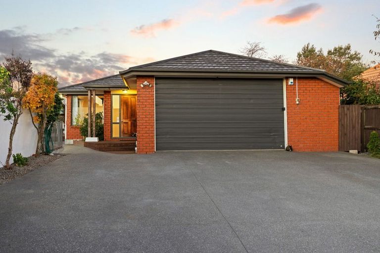 Photo of property in 10 Courtfield Close, Parklands, Christchurch, 8083