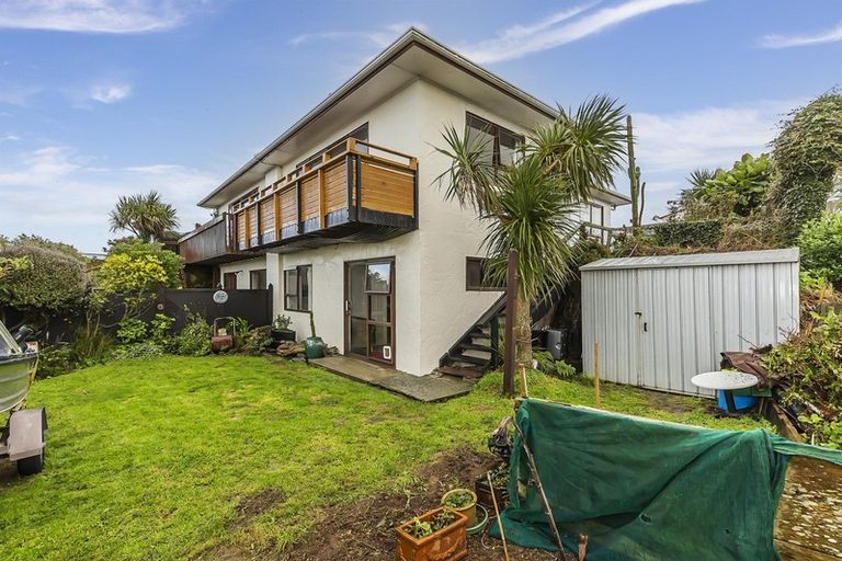 Photo of property in 40a Somes Crescent, Newlands, Wellington, 6037