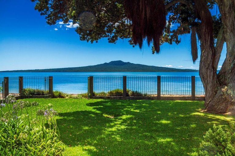 Photo of property in 30 Oxford Terrace, Coromandel, 3506