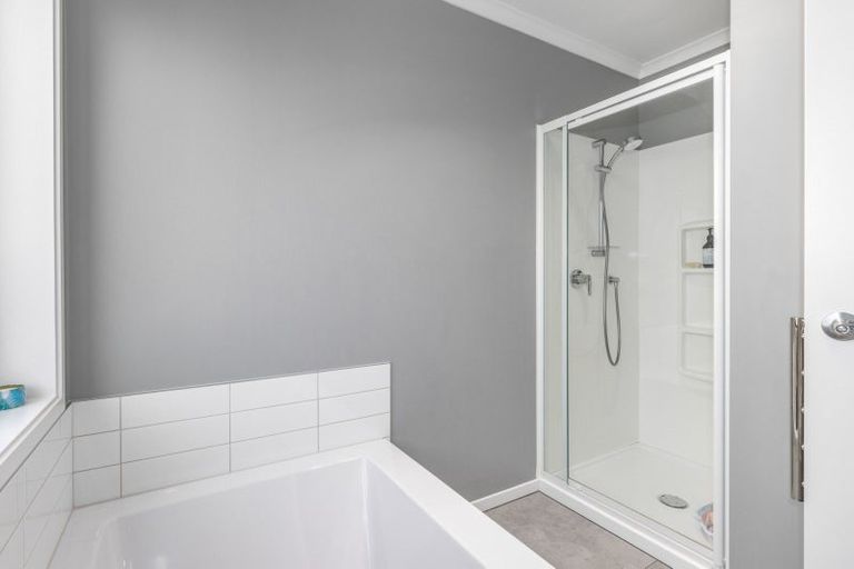 Photo of property in 2 Roundhouse Close, Whitby, Porirua, 5024