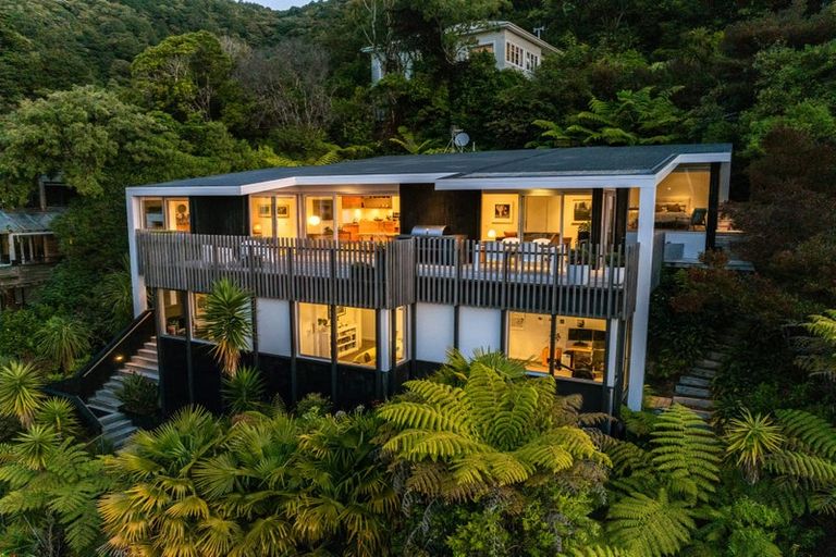 Photo of property in 4 Francis Bell Grove, Lowry Bay, Lower Hutt, 5013