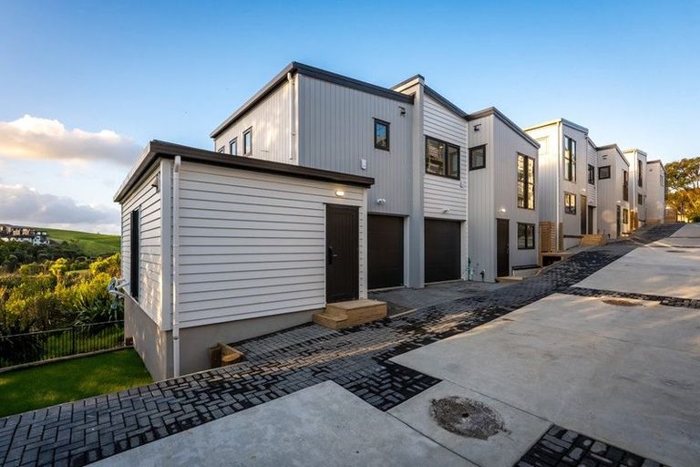 Photo of property in 5/1090 Beach Road, Torbay, Auckland, 0630