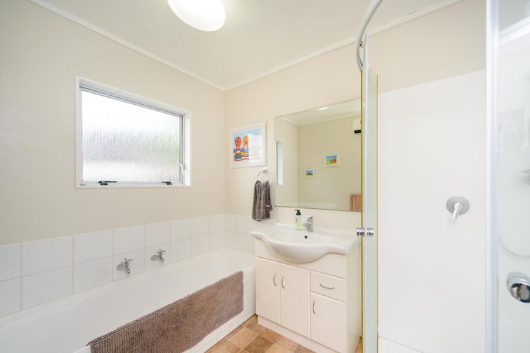 Photo of property in 17 Hilton Grove, Kelvin Grove, Palmerston North, 4414