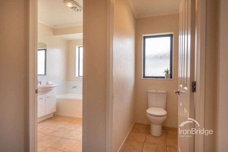 Photo of property in 13 Percy Kinsman Crescent, Riverstone Terraces, Upper Hutt, 5018