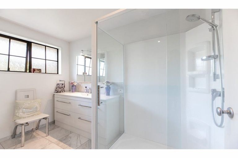 Photo of property in 439 Memorial Avenue, Burnside, Christchurch, 8053