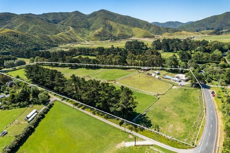 Photo of property in 1090 Coast Road, Wainuiomata Coast, Wainuiomata, 5373