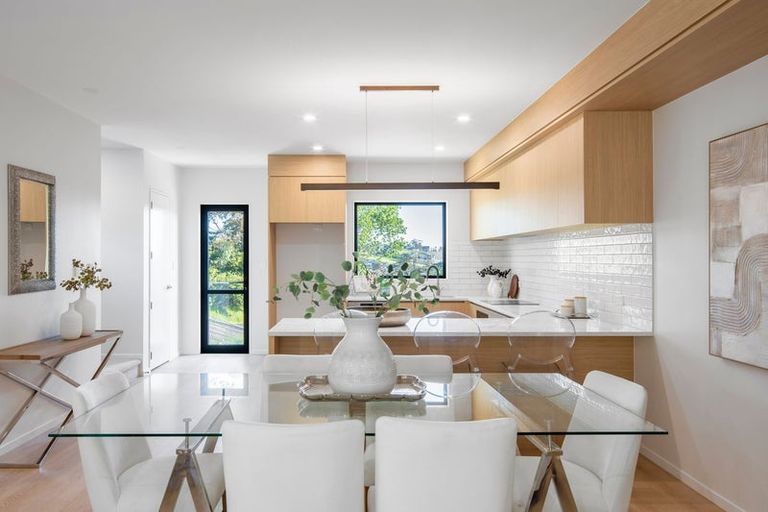 Photo of property in 2/9 Rengarenga Rise, Fairview Heights, Auckland, 0632