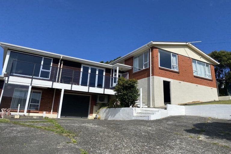 Photo of property in 2 Mayfair Place, Tawa, Wellington, 5028