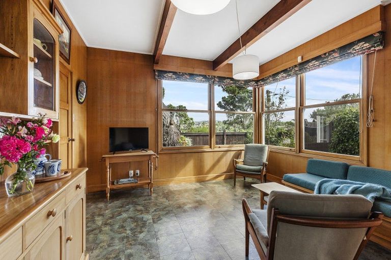 Photo of property in 51 Awa Road, Karaka Bays, Wellington, 6022