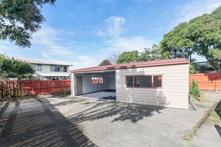 Photo of property in 40 Beach Road, Te Atatu Peninsula, Auckland, 0610