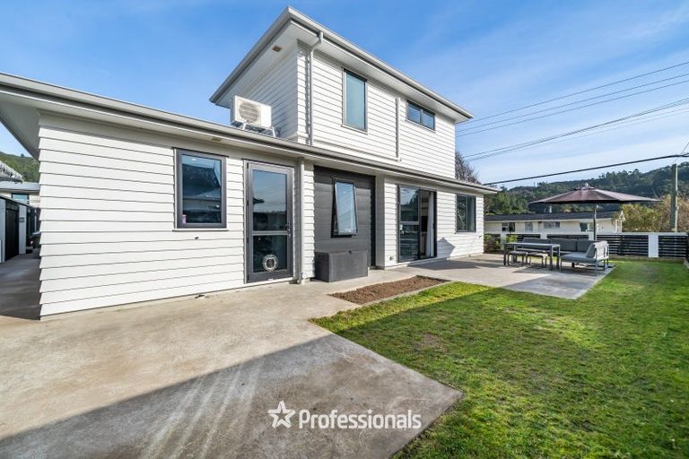 Photo of property in 393 Stokes Valley Road, Stokes Valley, Lower Hutt, 5019