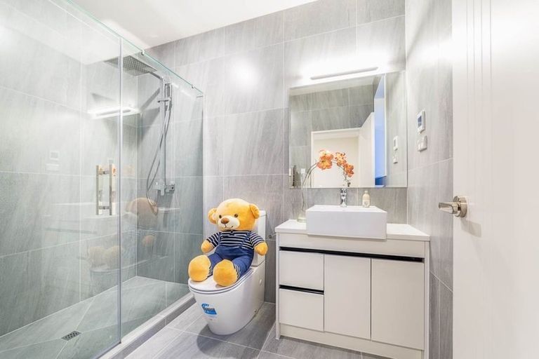 Photo of property in 27a Royal View Road, Te Atatu South, Auckland, 0610