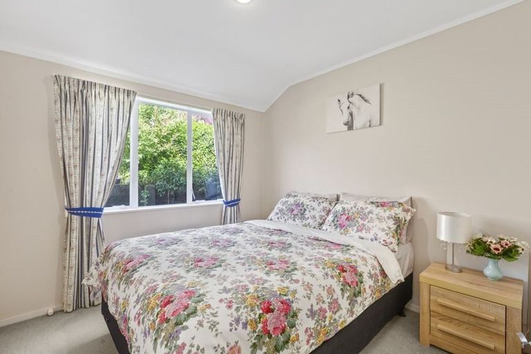Photo of property in 10 Ryden Place, Glen Eden, Auckland, 0602