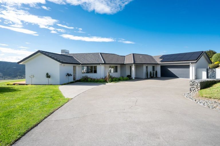 Photo of property in 92 Eskridge Drive, Eskdale, Napier, 4182