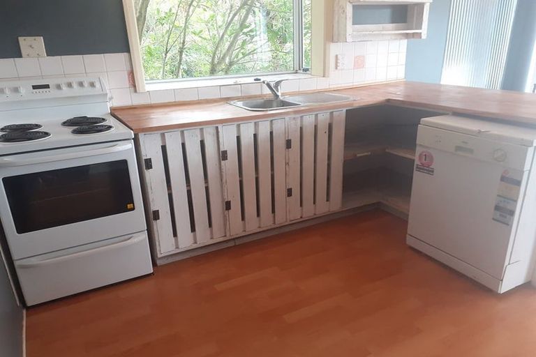 Photo of property in 32 Castle Crescent, Stokes Valley, Lower Hutt, 5019