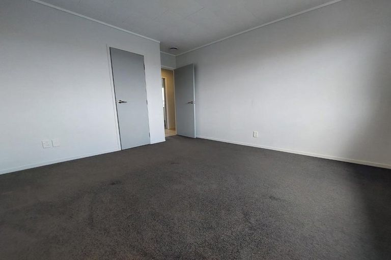 Photo of property in 1/59 Santiago Crescent, Unsworth Heights, Auckland, 0632