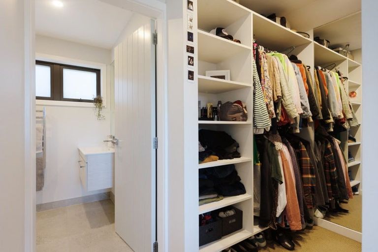 Photo of property in 19 Miles Crescent, Newlands, Wellington, 6037