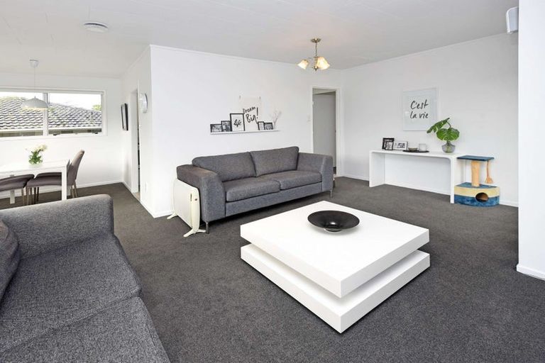 Photo of property in 16 Temuri Place, Glendene, Auckland, 0602
