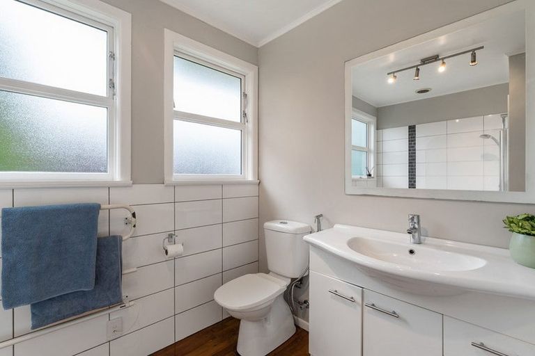 Photo of property in 19 Jane Grove, Paparangi, Wellington, 6037