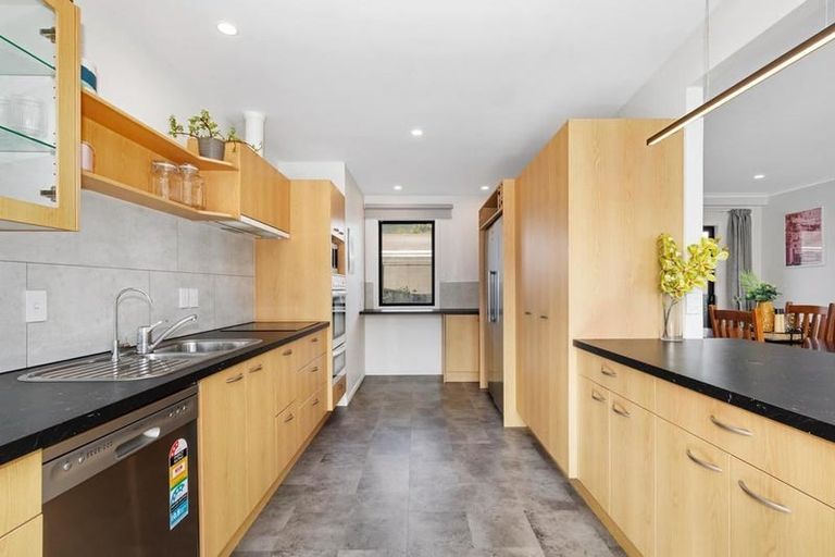 Photo of property in 31 Rewarewa Crescent, Waikanae, 5036