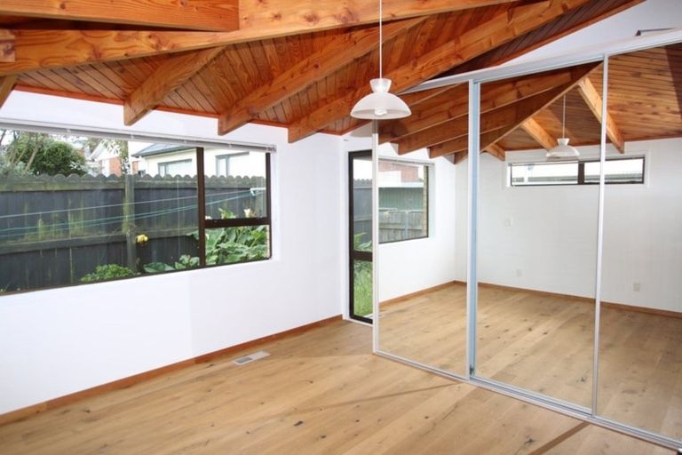 Photo of property in 2/162 East Coast Road, Forrest Hill, Auckland, 0620