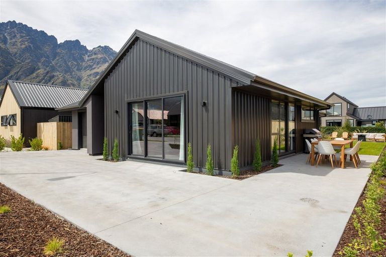 Photo of property in 21 Shelduck Road, Jacks Point, 9371