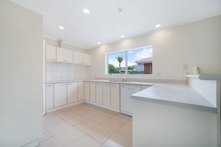 Photo of property in 11 Suncrest Drive, West Harbour, Auckland, 0618