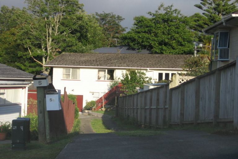 Photo of property in 2/5 Mchardy Place, Glenfield, Auckland, 0627