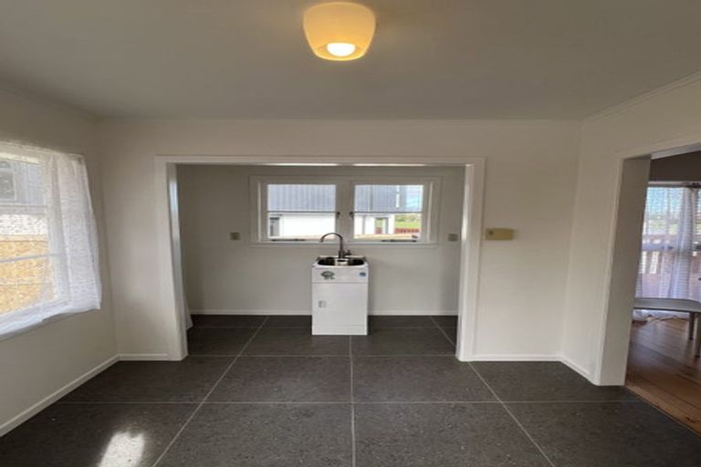 Photo of property in 32 Essex Street, Te Atatu South, Auckland, 0610
