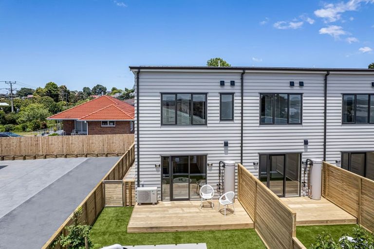 Photo of property in 4/504 Don Buck Road, Massey, Auckland, 0614