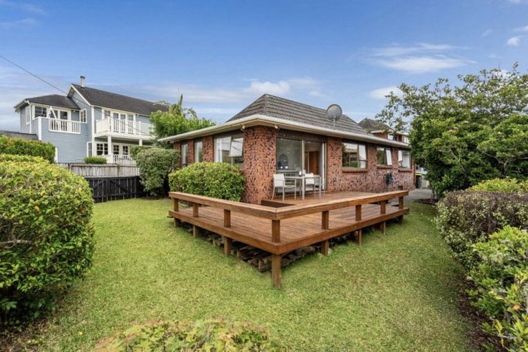 Photo of property in 1/26 Hyde Road, Rothesay Bay, Auckland, 0630