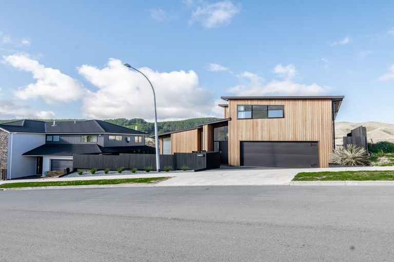 Photo of property in 140 Amesbury Drive, Churton Park, Wellington, 6037