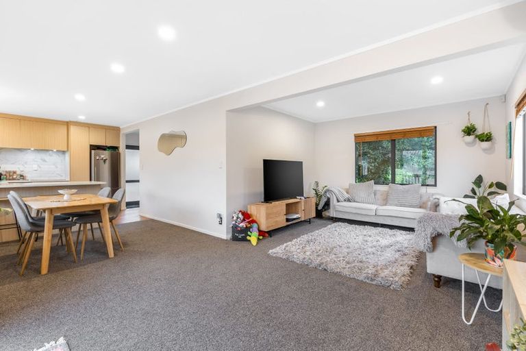 Photo of property in 1/1018 East Coast Road, Fairview Heights, Auckland, 0630