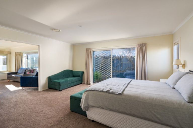 Photo of property in 5 Pukenamu Road, Rainbow Point, Taupo, 3330