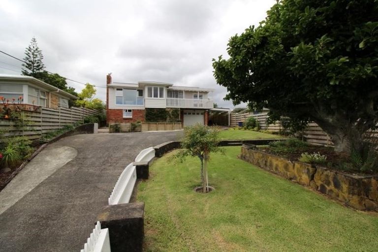 Photo of property in 1 Gaede Terrace, Sunnyvale, Auckland, 0612