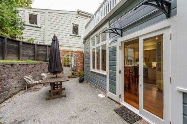 Photo of property in 135 Glenmore Street, Kelburn, Wellington, 6012