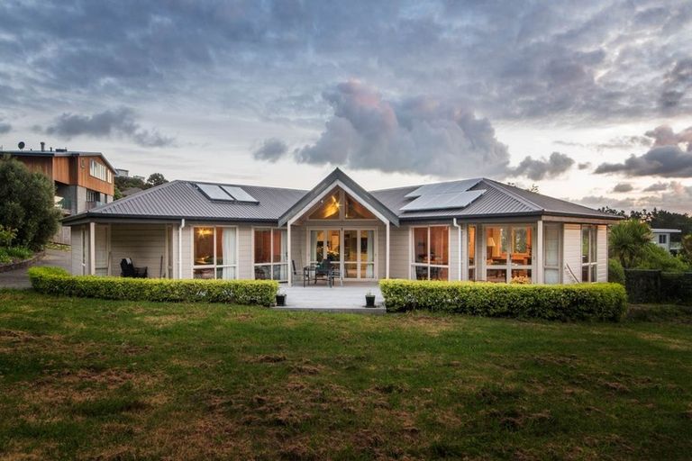 Photo of property in 13 Kerema Way, Schnapper Rock, Auckland, 0632