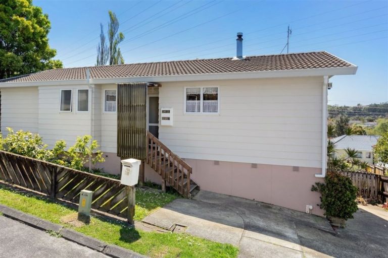 Photo of property in 24 Halloran Place, Massey, Auckland, 0614