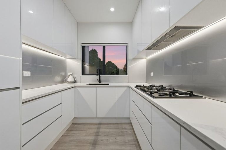 Photo of property in 7d Babich Road, Henderson Valley, Auckland, 0614