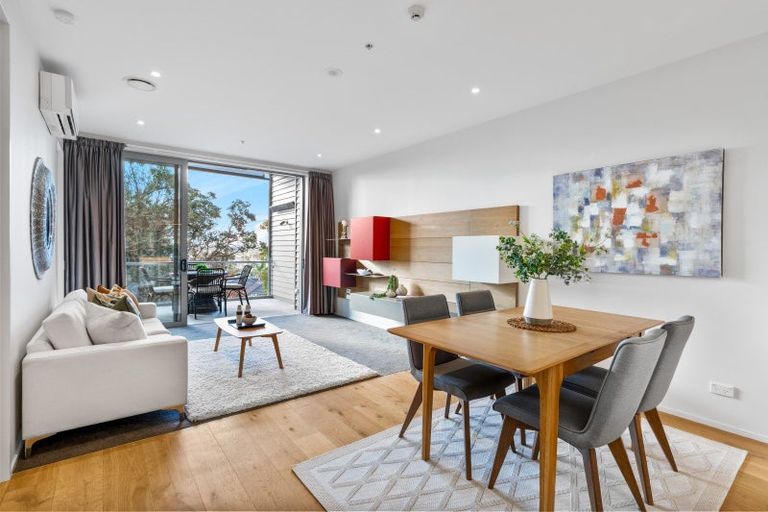 Photo of property in 6/585g Beach Road, Rothesay Bay, Auckland, 0630