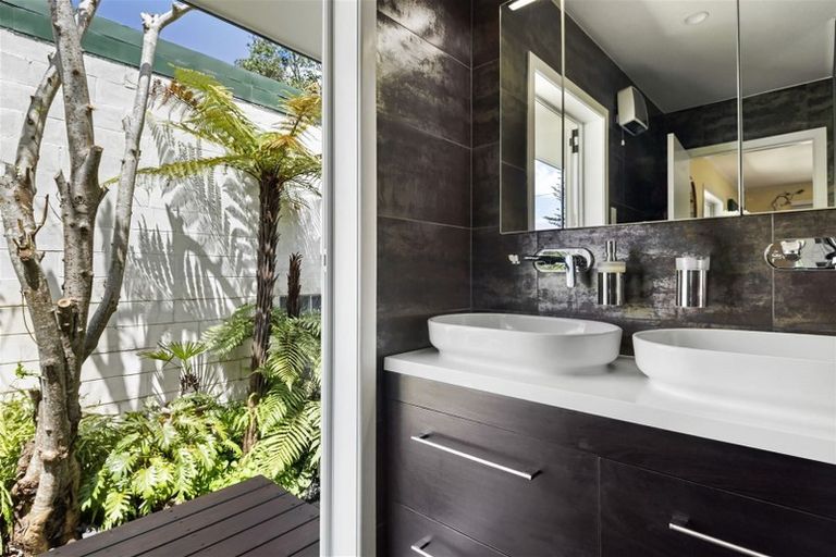 Photo of property in 1/107 Nile Road, Milford, Auckland, 0620