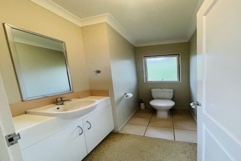 Photo of property in 10 Bonnard Place, West Harbour, Auckland, 0618
